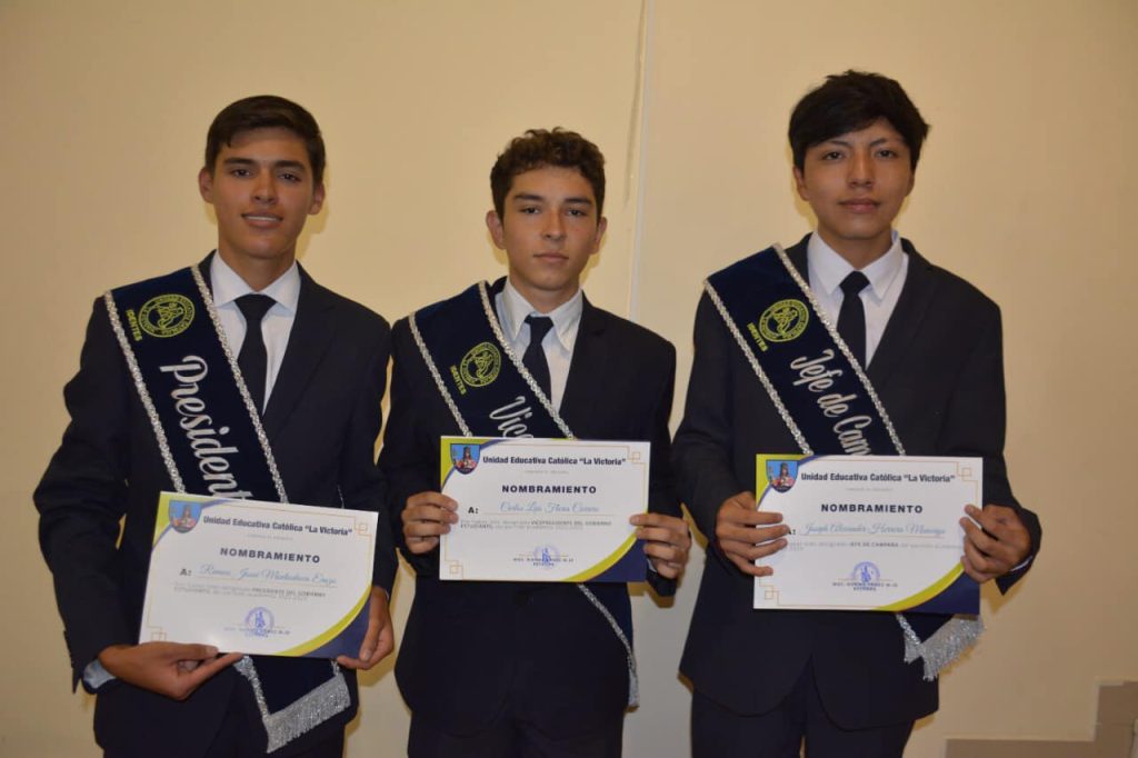 Estudiantes de Bachillerato General Unificado en una actividad formativa