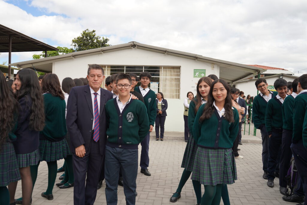Estudiantes y comunidad educativa de La Victoria