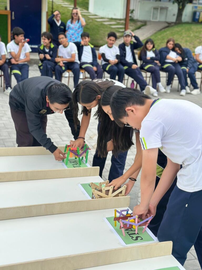 Estudiantes de Básica Media en una actividad formativa