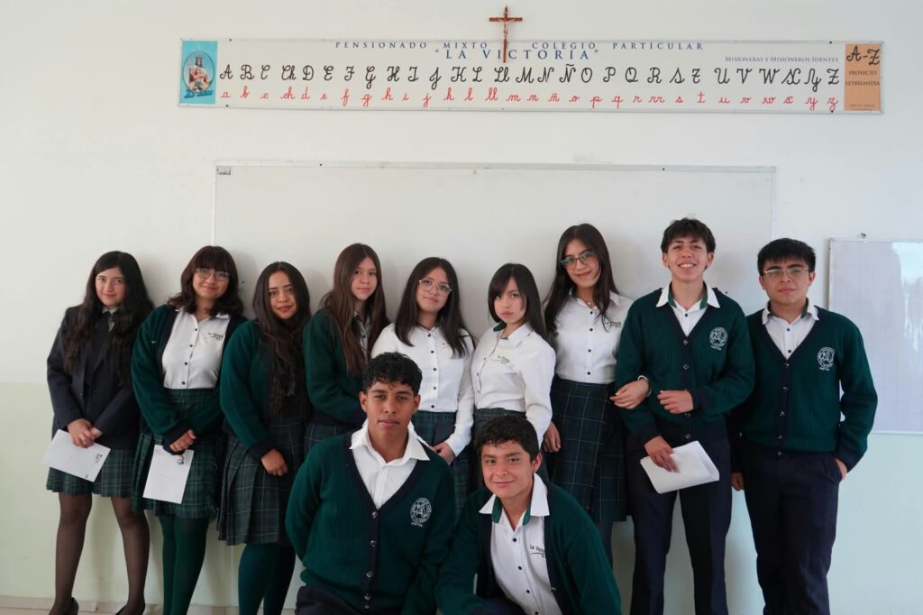 Estudiantes de Bachillerato General Unificado en una actividad formativa