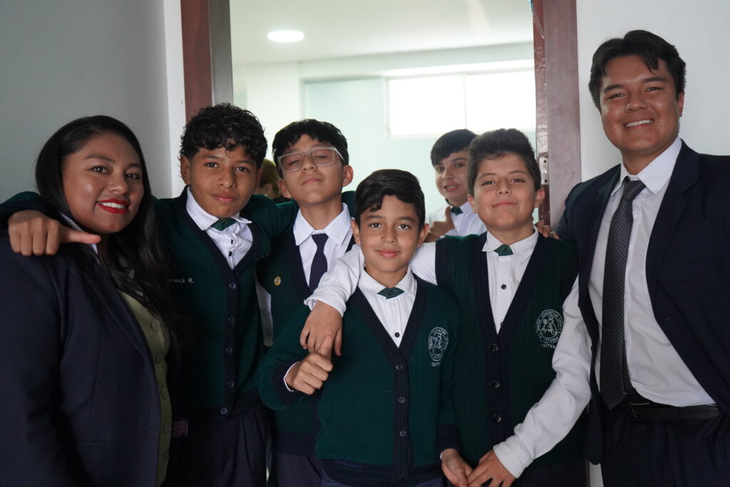 Estudiantes y comunidad educativa de La Victoria
